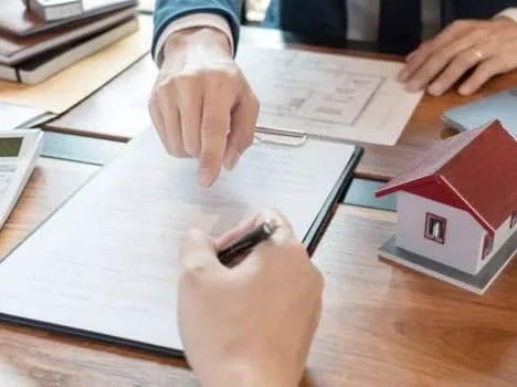 Các loại cáp, bộ nguồn, thiết bị kết nối phải tuân thủ tiêu chuẩn quốc tế như TIA/EIA, IEC để đảm bảo độ bền, khả năng truyền dẫn tốt và an toàn khi sử dụng lâu dài. Nếu dùng vật liệu kém chất lượng khả năng cao sẽ dễ gây suy giảm tín hiệu, dễ bị hư hỏng.